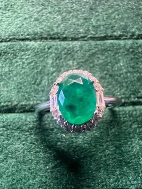 Emerald Halo Oval Ring - Green Emerald Center s925 setting size 7 can adjusted